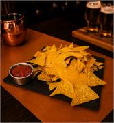 Nachos con formaggio fuso e salsa mexican style
